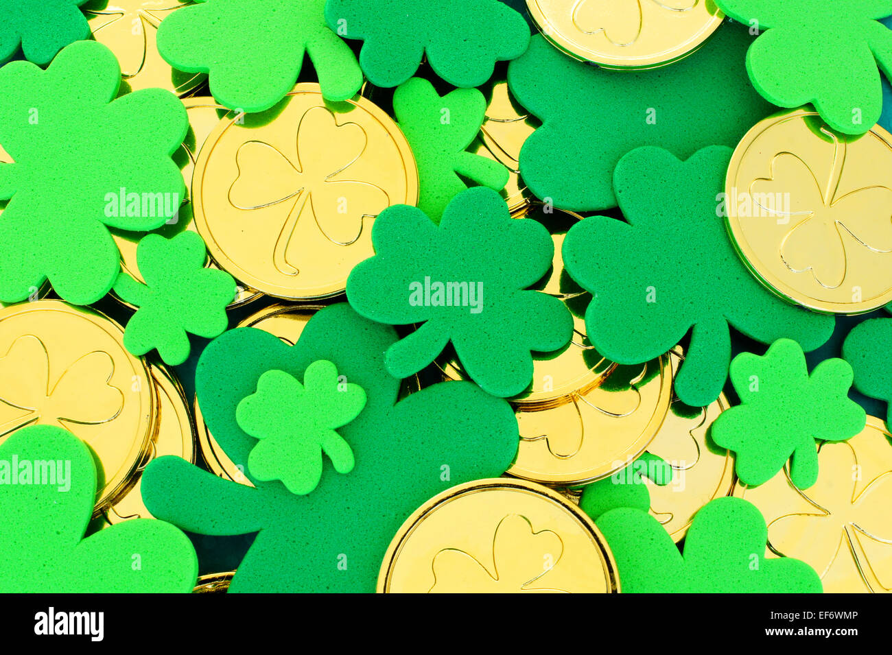 St. Patricks Day Hintergrund Kleeblätter und Goldmünzen Stockfoto