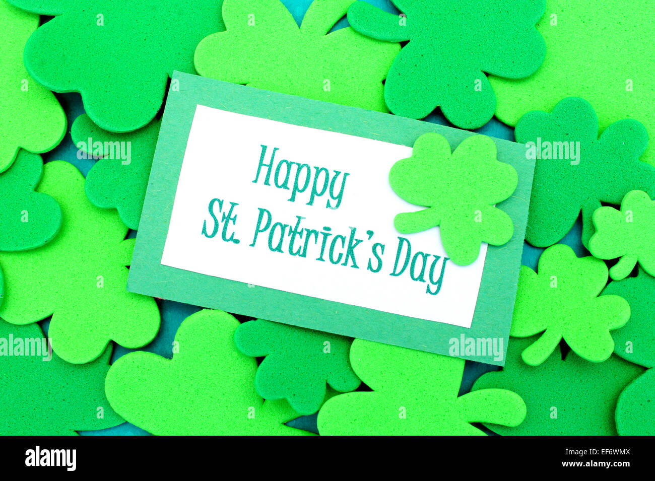 St. Patricks Day-Tag Happy über Kleeblatt-Hintergrund Stockfoto
