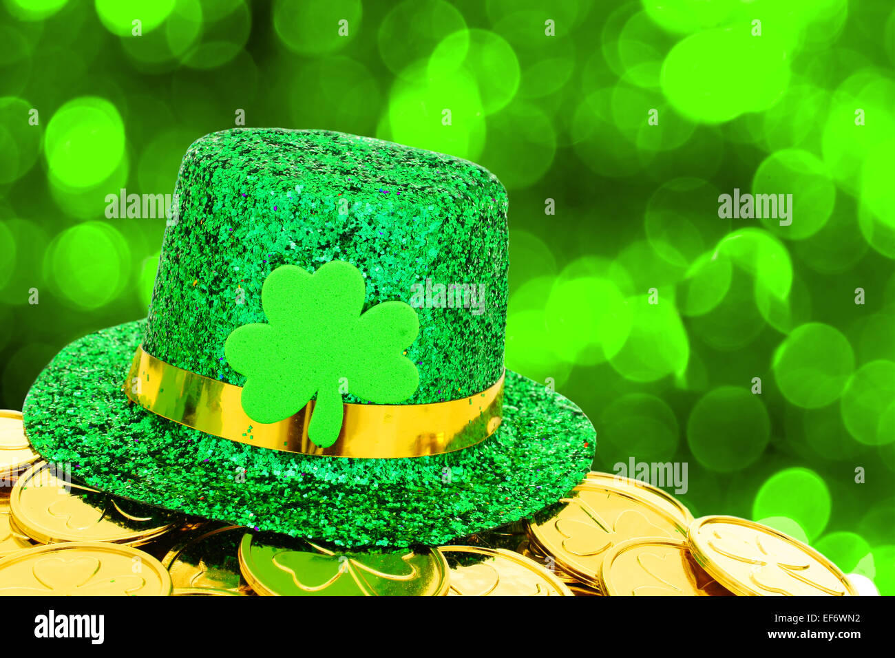 St. Patricks Day Hut und Gold Münzen auf grünem Hintergrund Stockfoto