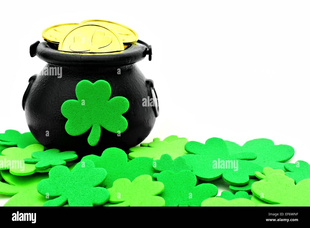 St Patricks Tag Pot of Gold und Kleeblätter über weiß Stockfoto
