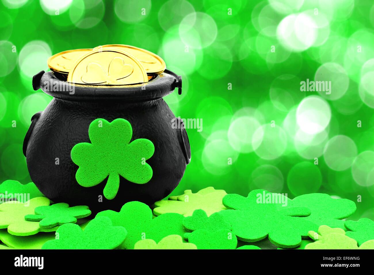 St Patricks Tag Pot of Gold und Kleeblätter auf einem grünen Hintergrund Stockfoto