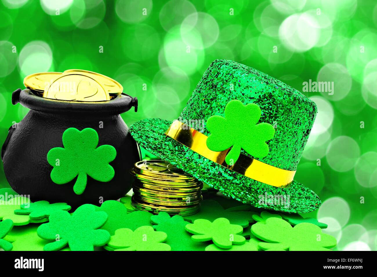 St Patricks Tag Pot of Gold, Hut und Kleeblätter auf einem grünen Hintergrund Stockfoto