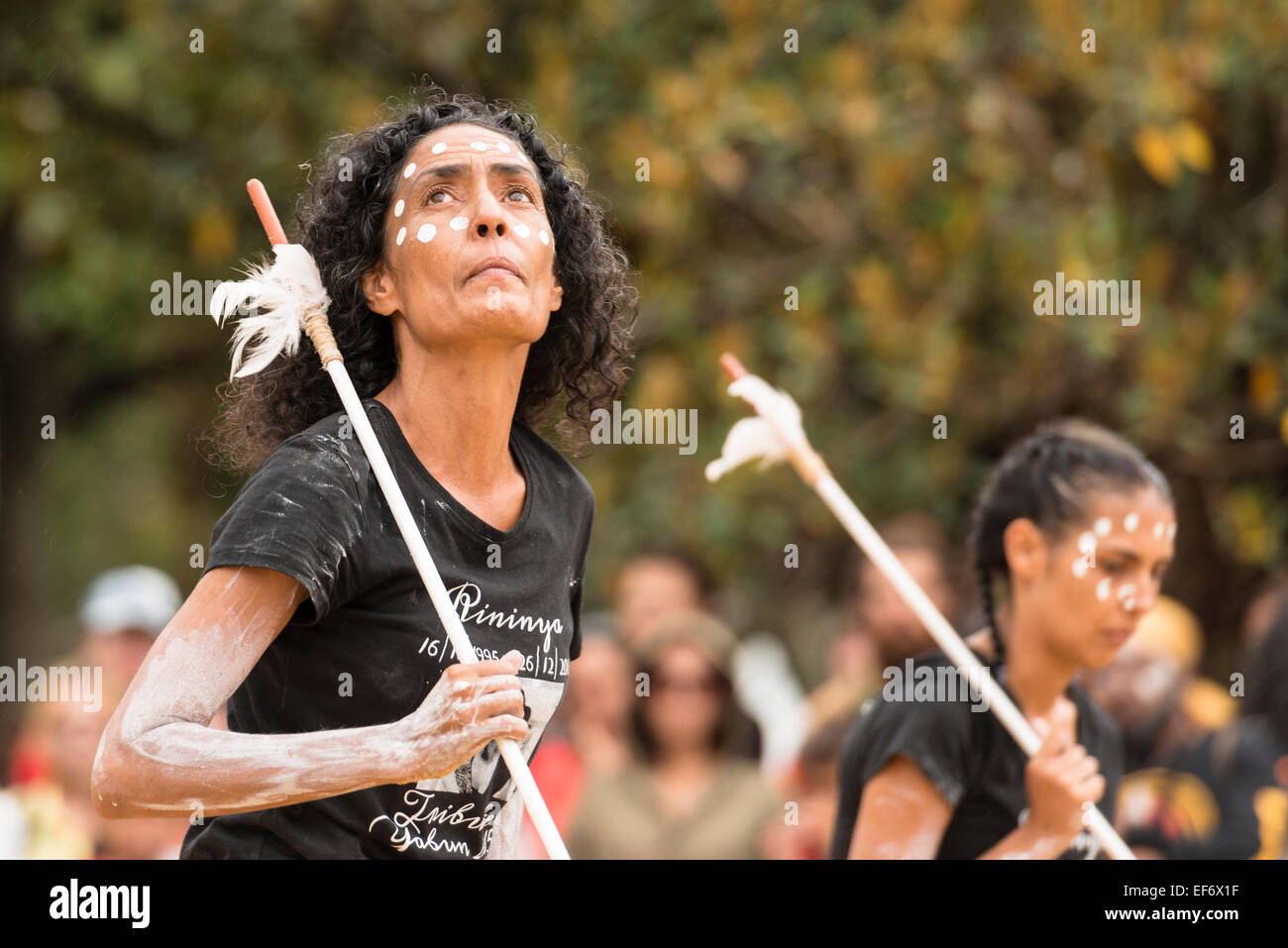 Buuja Buuja-Schmetterling-Tanzgruppe, eine Aboriginal Tanzgruppe aus dem Canberra Bereich führen am Yabun Festival Australia Day Stockfoto