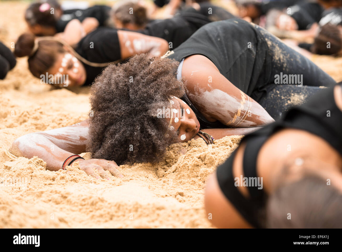 Buuja Buuja-Butterfly Dance Group, einer Aboriginal Tanzgruppe aus dem Canberra Bereich beim Yabun Festival, Australia Day Stockfoto