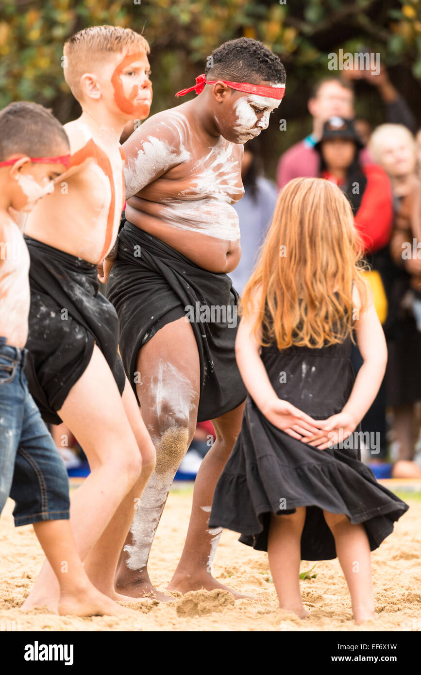 Kinder mit Aboriginal Tanzgruppe, Gomeroi Sandra Yulugi vom Gomeroi Stamm in New South Wales, Yabun Festival Australia Day Stockfoto