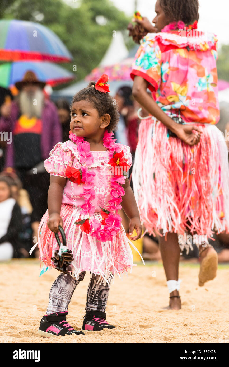 Ein Kind in traditioneller Tracht mit Torres-Strait-Insulaner Frauen Tänzer beim Yabun Festival am Australia Day 2015. Stockfoto