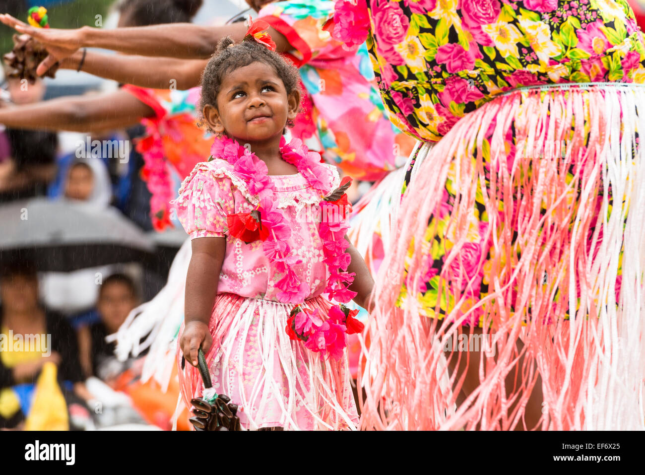 Ein Kind in traditioneller Tracht mit Torres-Strait-Insulaner Frauen Tänzer beim Yabun Festival am Australia Day 2015. Stockfoto
