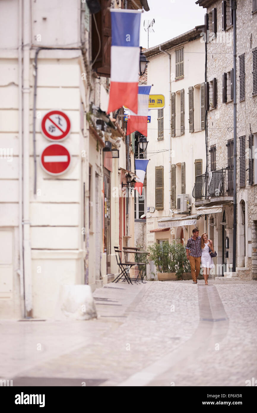 Junges Paar im Urlaub zu Fuß in die Stadt von La Colle Sur Loup im Süden von Frankreich. Stockfoto