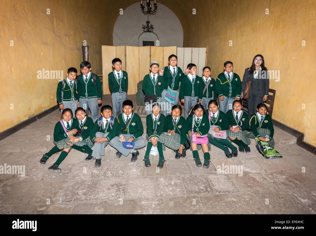 Klasse der lokalen Peruanischen Schüler in Schuluniform für eine Klasse Gruppe Bild genießen den Besuch Kloster Santa Catalina, Arequipa, Peru posing Stockfoto