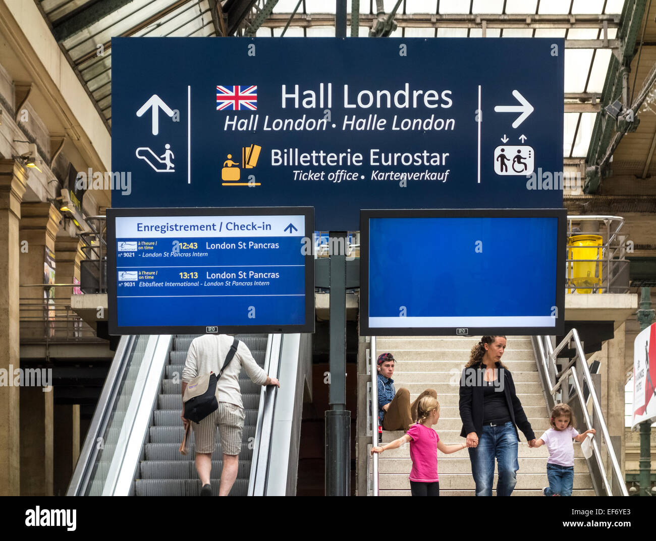 Bahnhof Paris Gare du Nord mit Reisenden unter Wegweiser nach Paris, London Eurostar Zug Abflughalle. Stockfoto