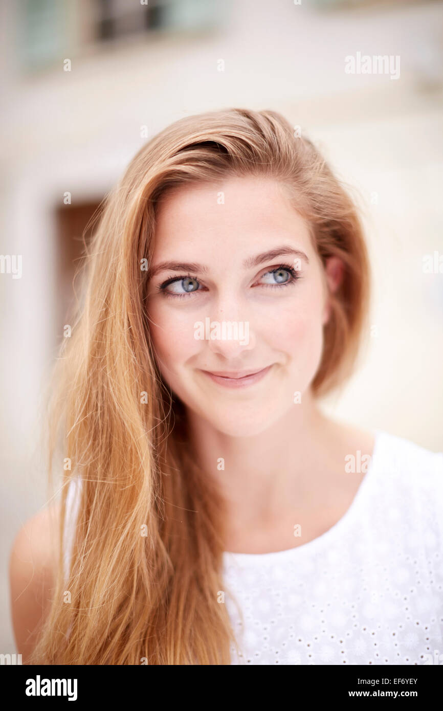 Natürliche Porträt von frischen konfrontiert blonde junge Frau Stockfoto