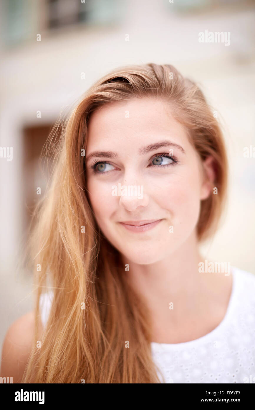Natürliche Porträt von frischen konfrontiert blonde junge Frau Stockfoto