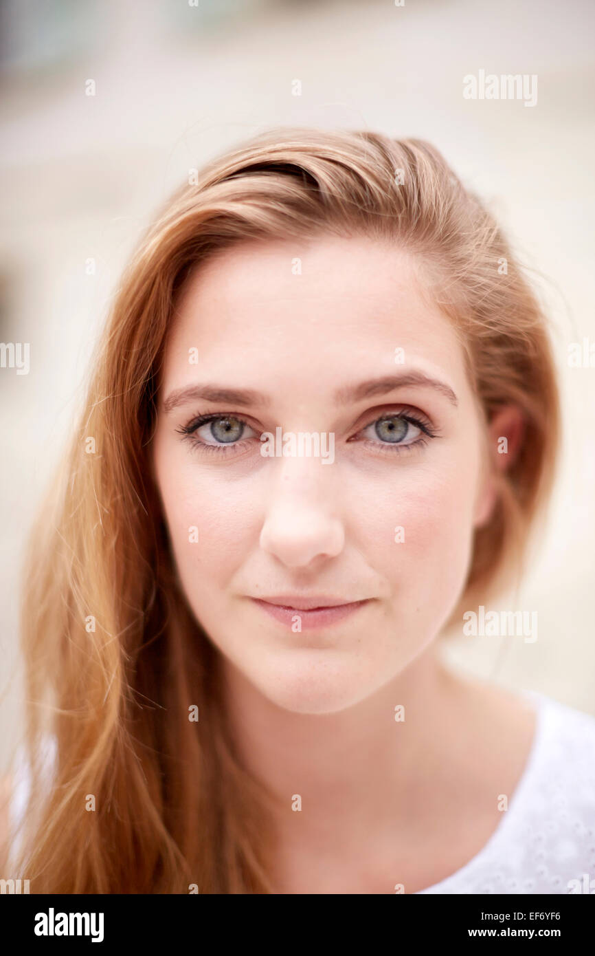 Natürliche Porträt von frischen konfrontiert blonde junge Frau Stockfoto