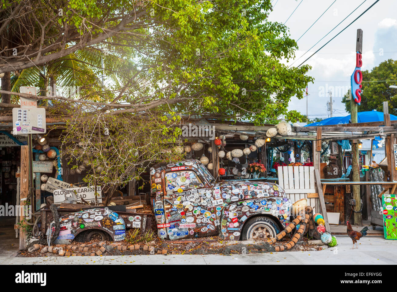 KEY WEST, FL - Dezember 29: Alte LKW bedeckt mit Autoaufklebern in Bo es Fisch Wagon Restaurant in Key West, Florida im Jahr 2014 Stockfoto