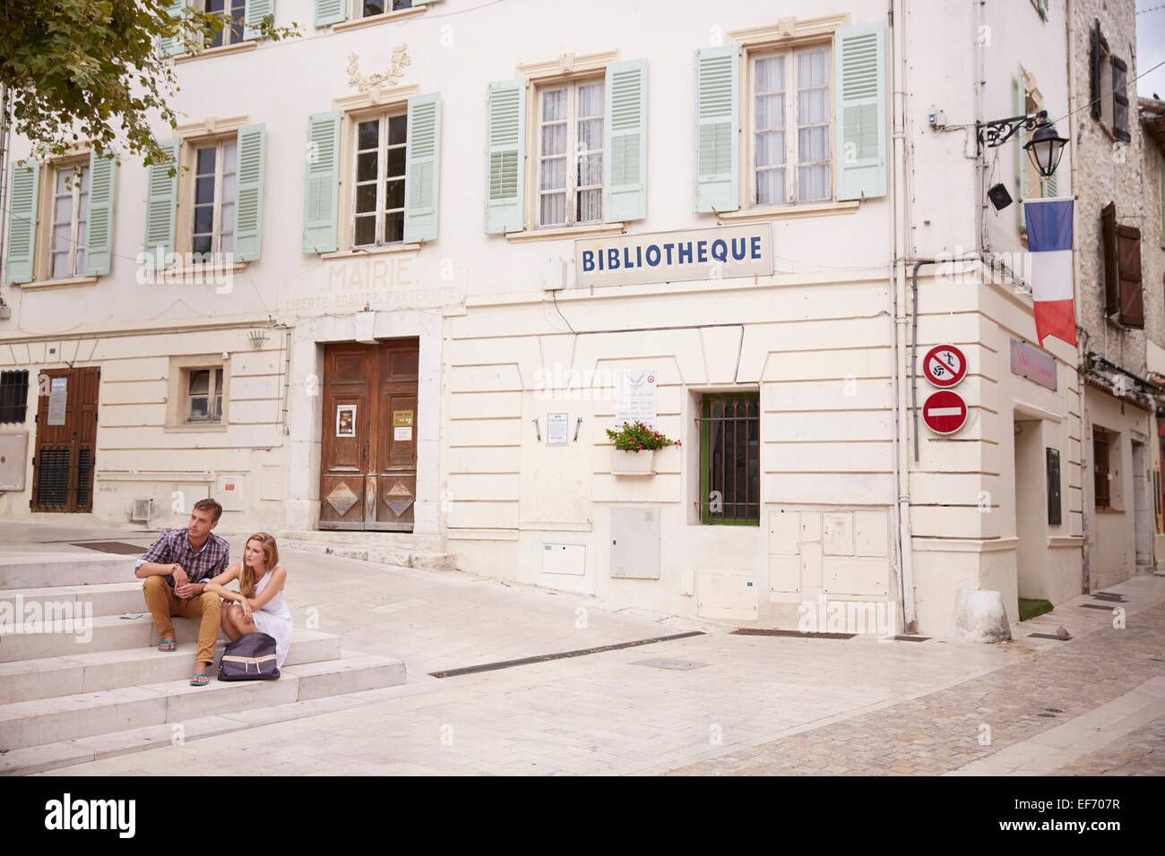 Junges Paar im Urlaub durch das Rathaus in der Stadt von La Colle Sur Loup im Süden von Frankreich sitzen Blick auf eine Karte Stockfoto