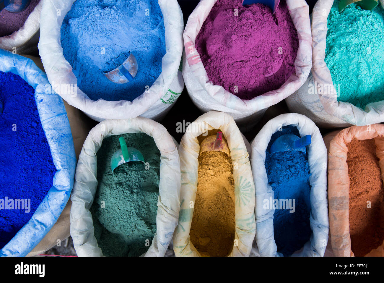 Bunte Färbungen auf Verkauf für Malerei, Chefchaouen, Marokko Stockfoto