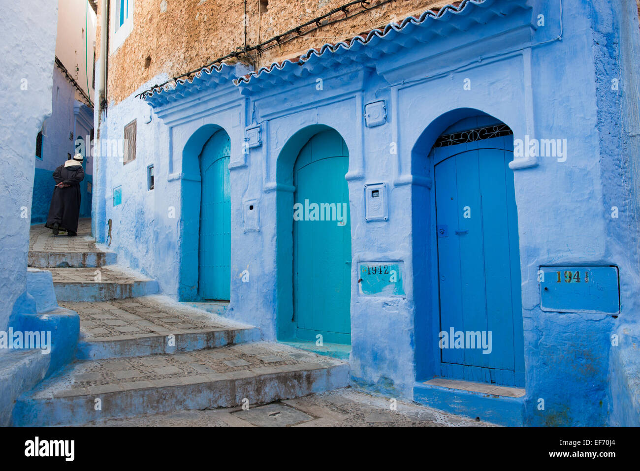 Straße und Türöffnungen, Chefchaouen, Marokko Stockfoto