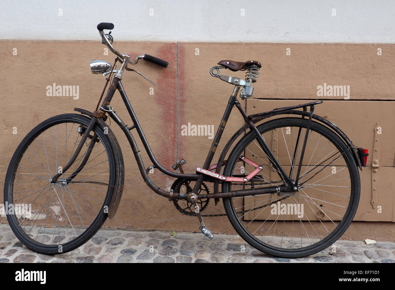 Vintage bike gegen eine Wand gelehnt. Stockfoto