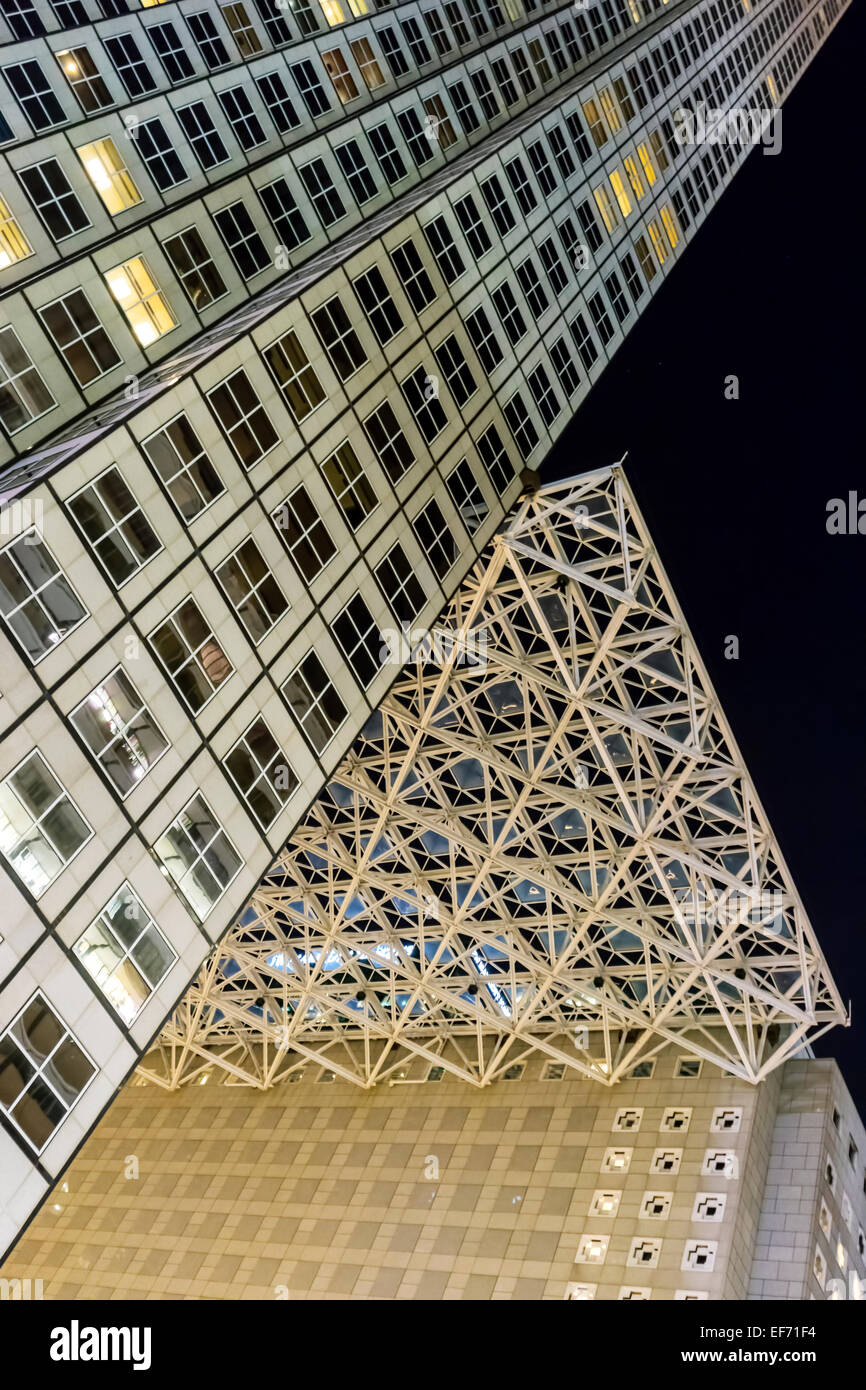 Abends Blick auf Southeast Financial Center Türme und abgehängte Glasstruktur über Plaza, SE 2nd Street Midtown Miami, USA. Stockfoto