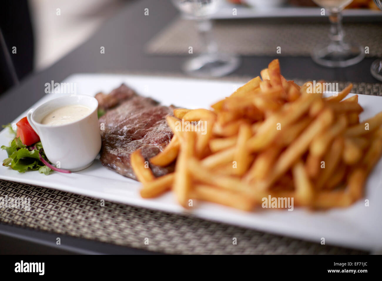 Klassische Steak und Chips mit Pfeffersauce Stockfoto