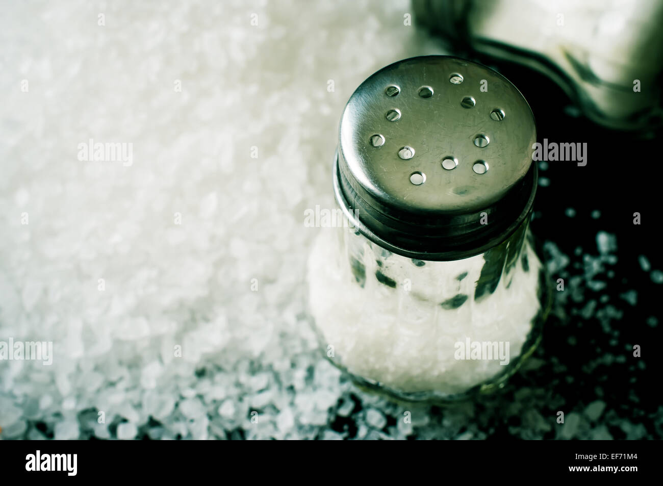 Zwei Glas Salzstreuer und Salz Stockfoto