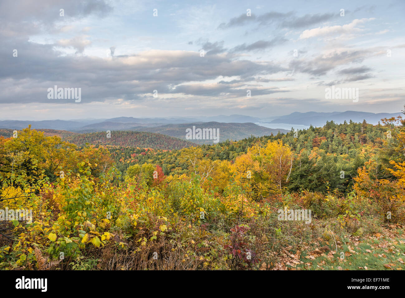 Gipfel-Blick vom Prospect Mountain Lake George und die umliegenden Berge in den Adirondacks. Stockfoto