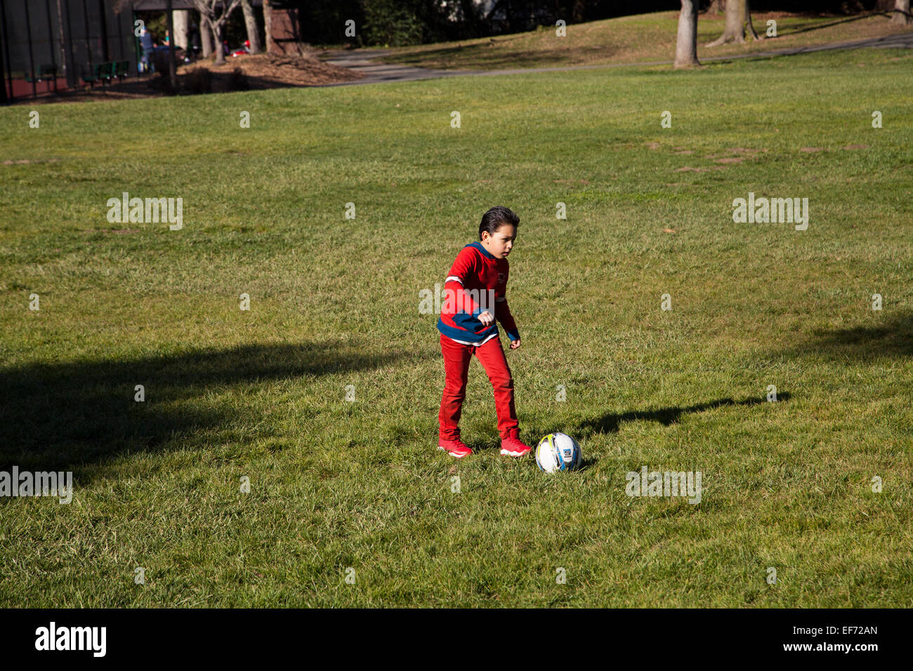 Latino boy Fußball bei Pioneer Park, Novato, Kalifornien, USA Stockfoto