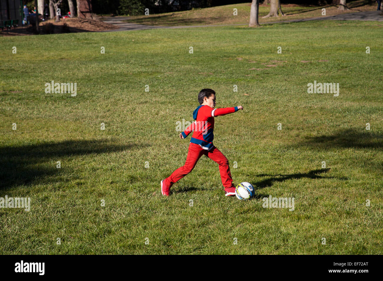 Latino Boy spielen Fußball im Pionierpark, Novato, Kalifornien, USA Stockfoto
