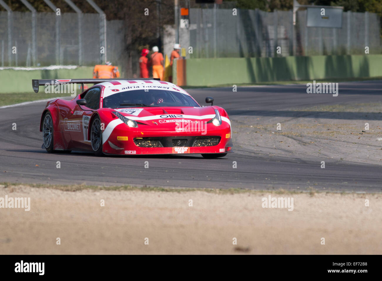 Imola, Italien - 11. Oktober 2014: A Ferrari 458 Italia Gt3 von Bms Scuderia Italia Team, angetrieben von Pier Guidi Alessandro und Lucchini Luigi, die C.I Gran Turismo Autorennen am 11. Oktober 2014 in Imola, Italien. Stockfoto