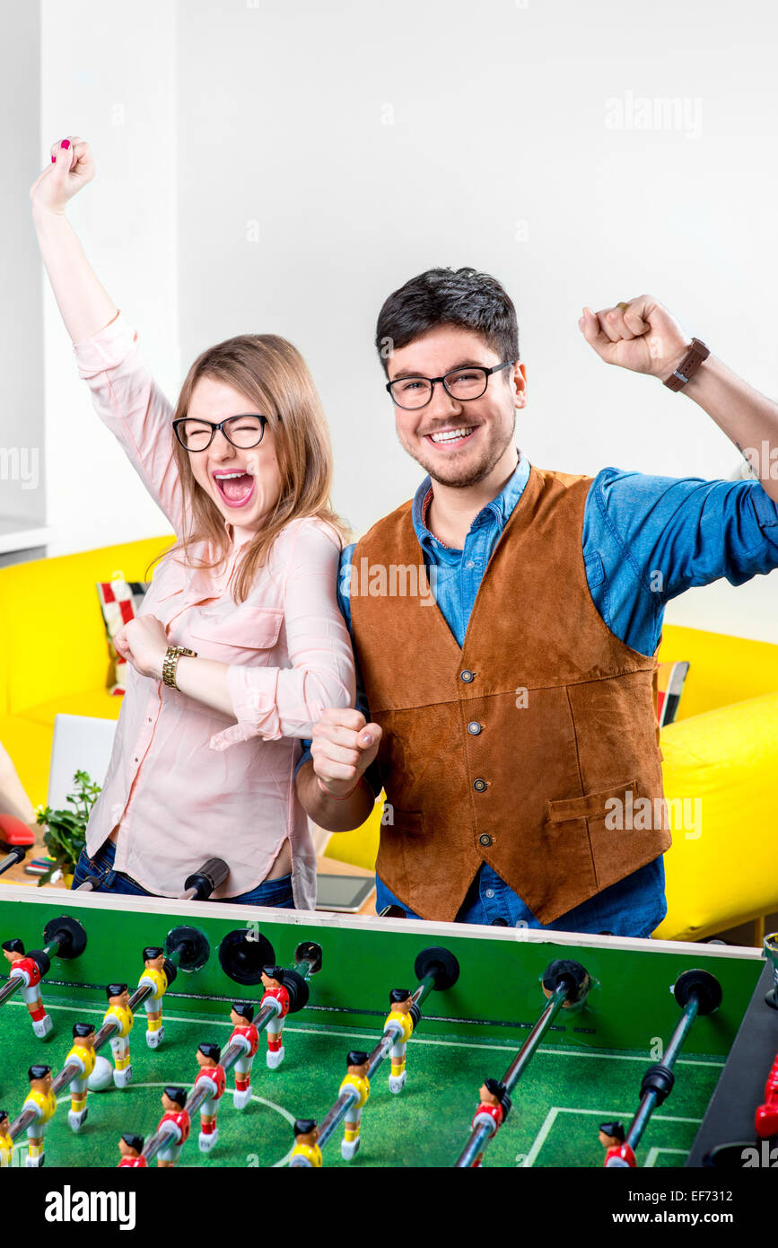 Freunde spielen Tischfußball Stockfoto