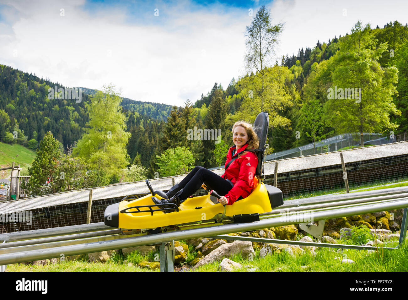 Junge Frau auf einer Sommerrodelbahn, Steinwasenparks in Oberried, Schwarzwald, Baden-Württemberg, Deutschland Stockfoto