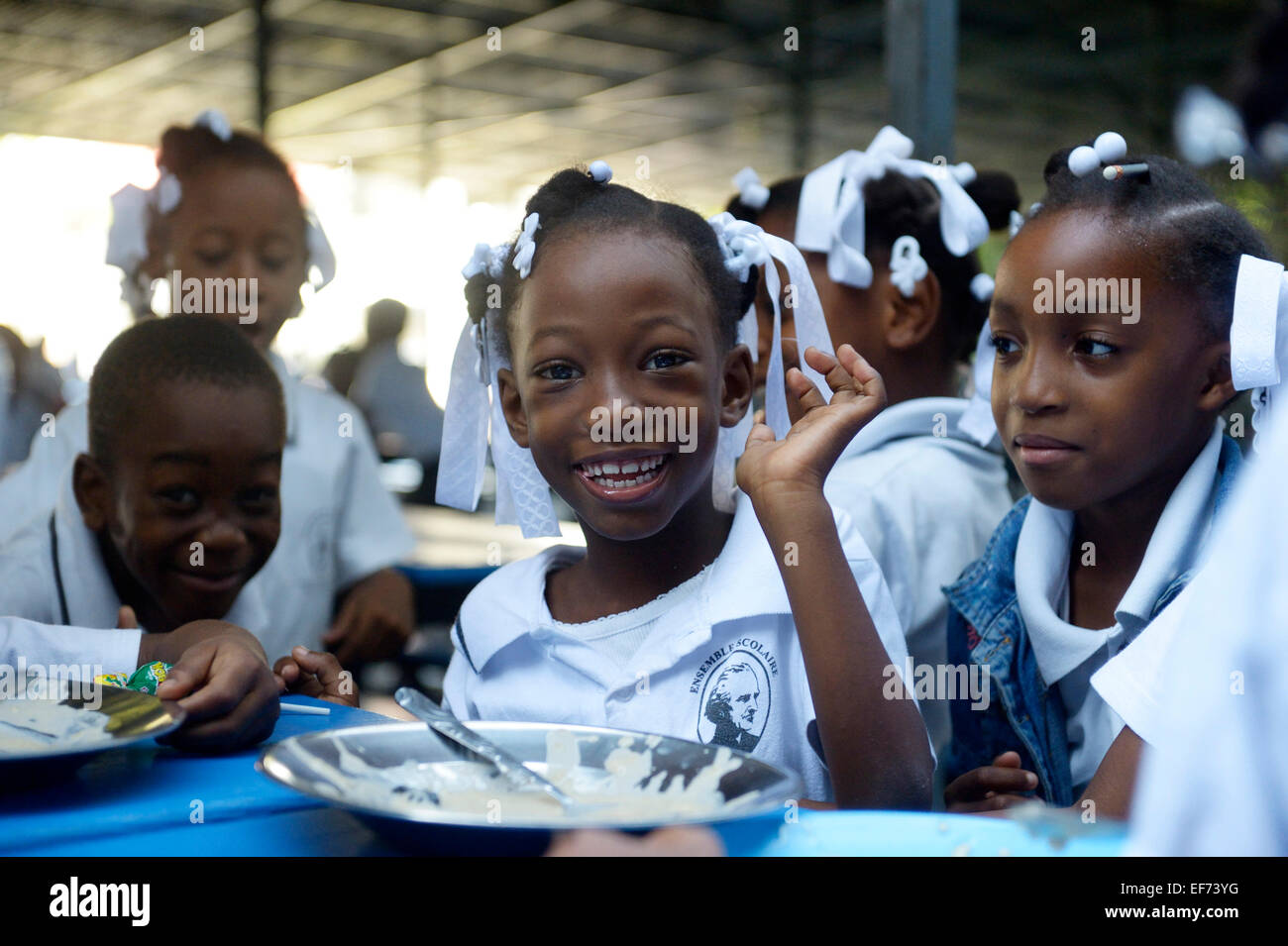 Schülerinnen und Schüler in der Kantine essen Basile Moreau Grundschule, Carrefour, Port-au-Prince, Departement Ouest, Haiti Stockfoto