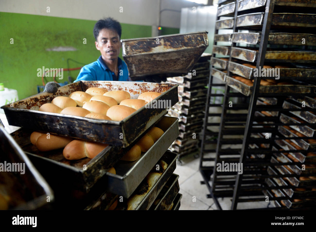 Junger Mann in eine Bäckerei, Brot aus dem Ofen, Gampong Nusa, Provinz Aceh, Indonesien Stockfoto