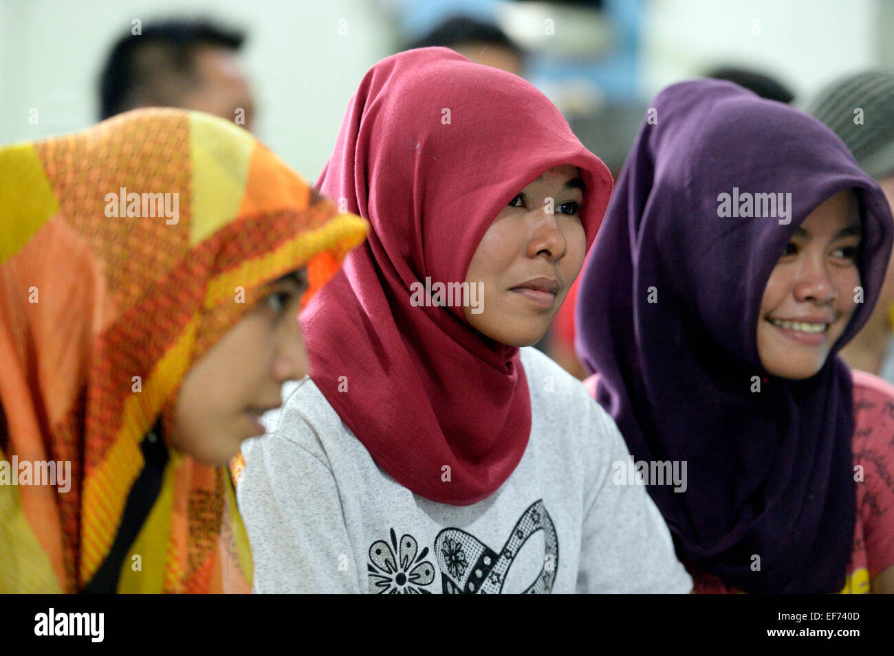 Junge muslimische Frauen mit Kopftuch, Gampong Nusa, Provinz Aceh, Indonesien Stockfoto