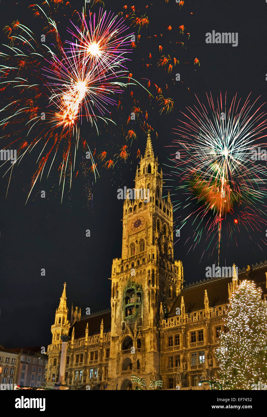 Münchner Rathaus, Marienplatz Quadrat mit Silvester Feuerwerk, München, Upper Bavaria, Bavaria, Germany Stockfoto