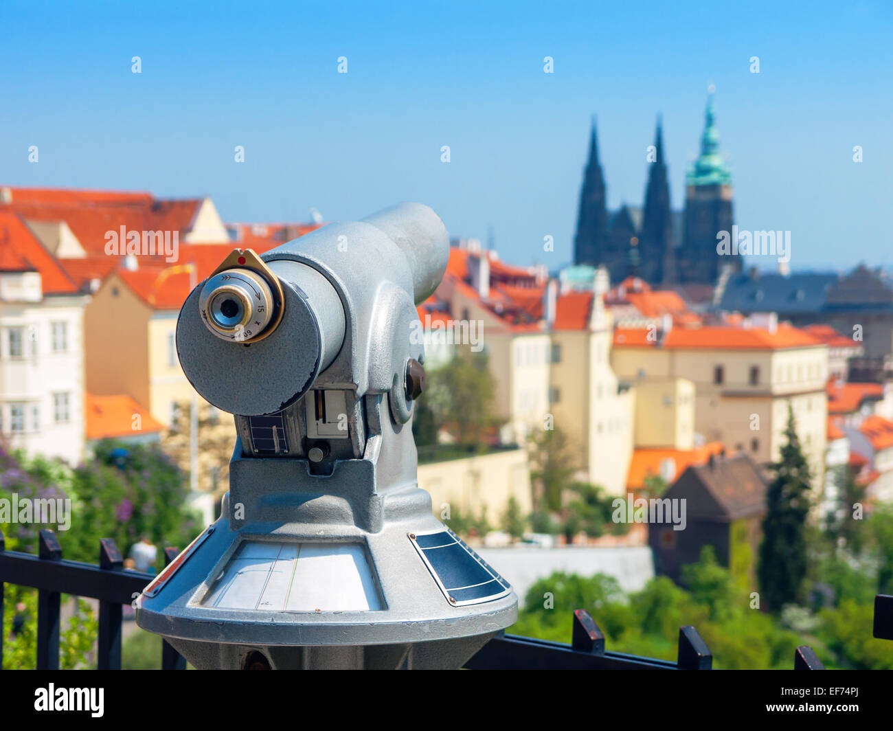 Touristenteleskop. Prag, Tschechische Republik Stockfoto