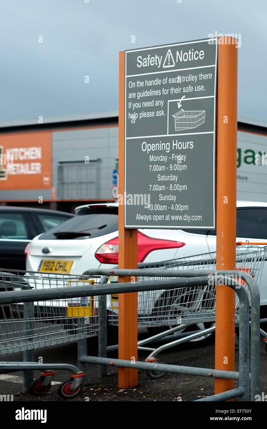 Ein Sicherheitshinweis B und Q in einem shopping Trolley Park England uk Stockfoto
