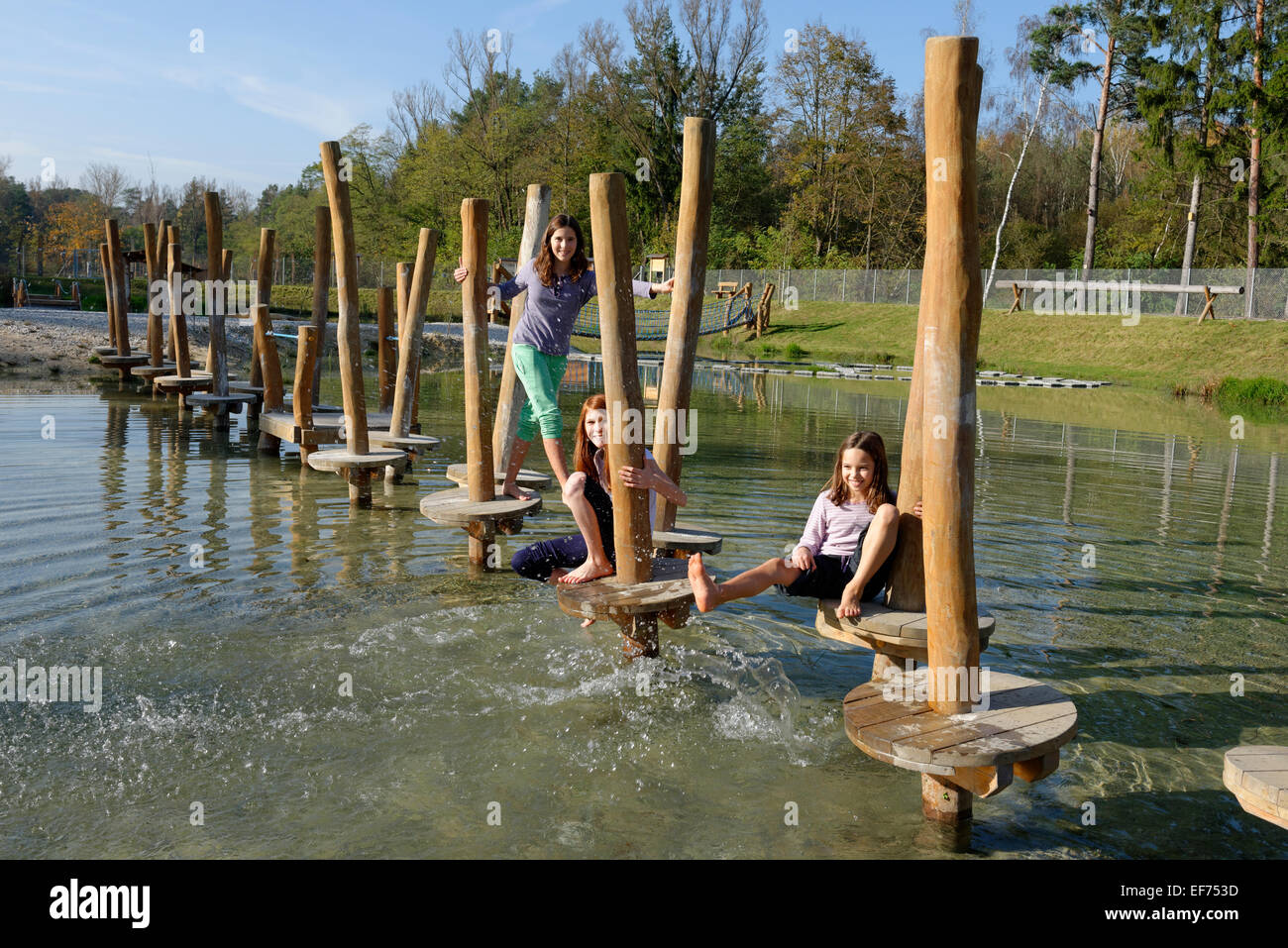 Kinder spielen am Erlebnispark Wasser Fisch Natur Abenteuer-Park am Murner See-See, in der Nähe von Wackersdorf Stockfoto