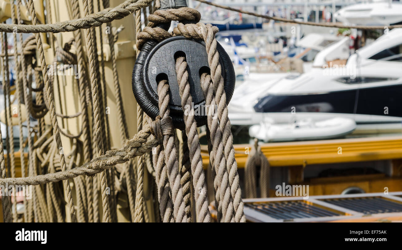 Blöcke und packt ein Segelschiff Stockfoto