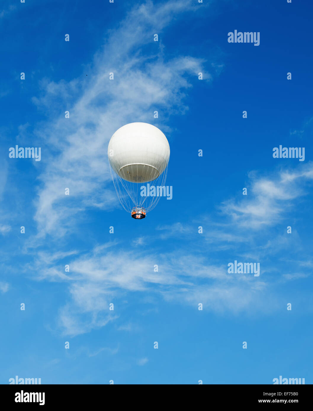 Den großen Ballon auf einem Hintergrund des blauen Himmels Stockfoto