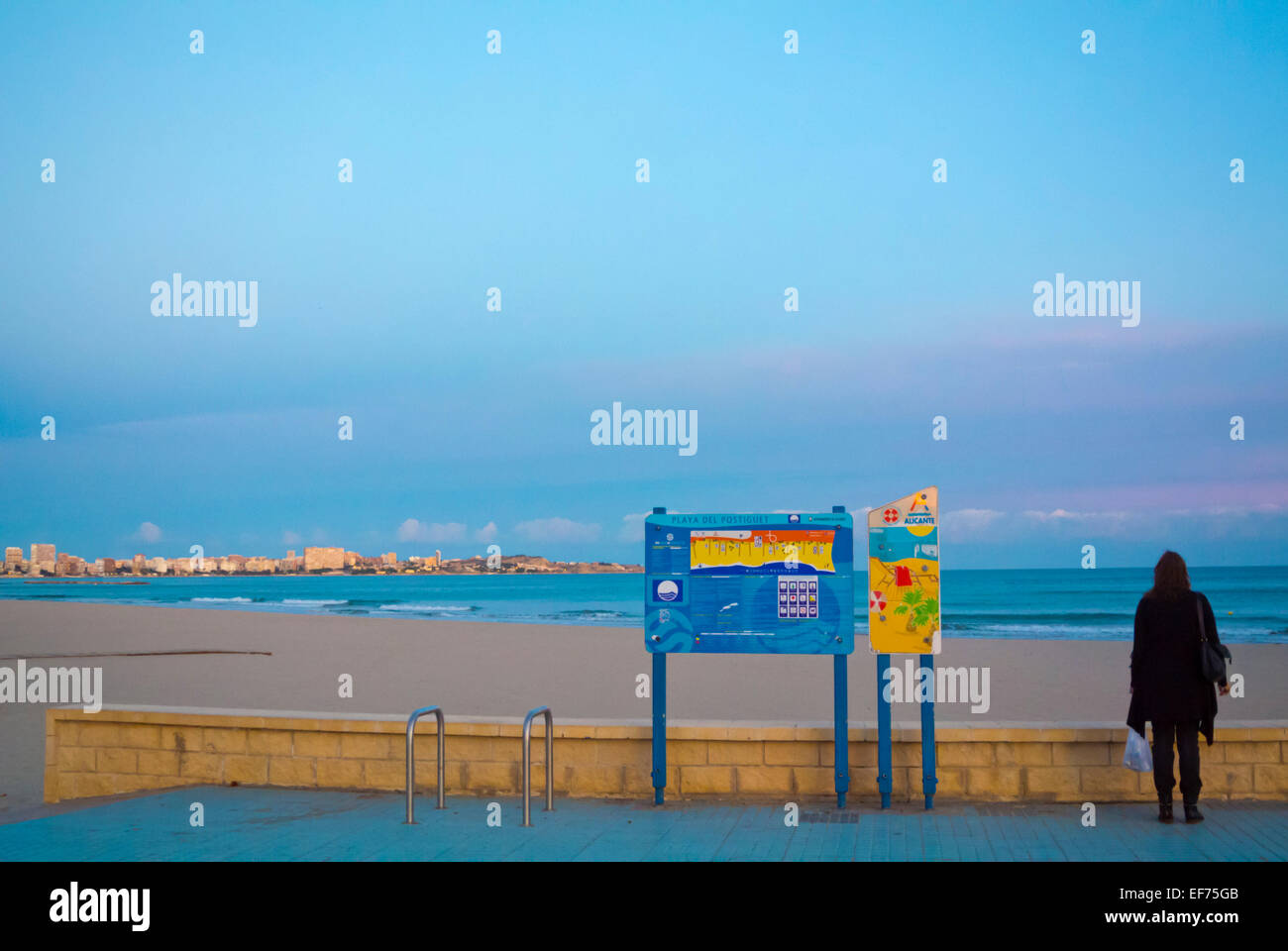 Playa del Postiguet, Strand in der Abenddämmerung, Alacant, Alicante, Costa Blanca, Spanien Stockfoto
