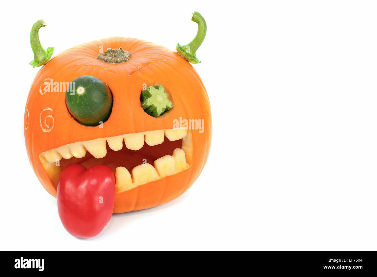 Kürbis für Halloween geschnitzt. Jack-o-Laterne. Isoliert auf weiss mit Textfreiraum. Stockfoto