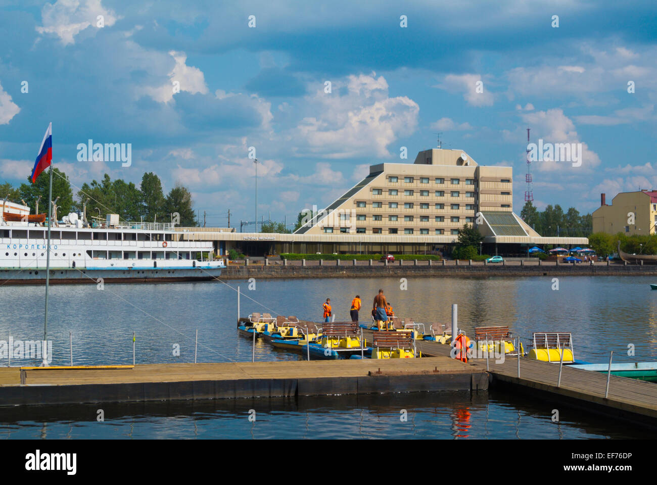 Bootsverleih Platz gegenüber vom Hotel Druzhba, am Ufer des Salakka-Lahti Bucht Golf, Vyborg, Karelien, Russland, Europa Stockfoto