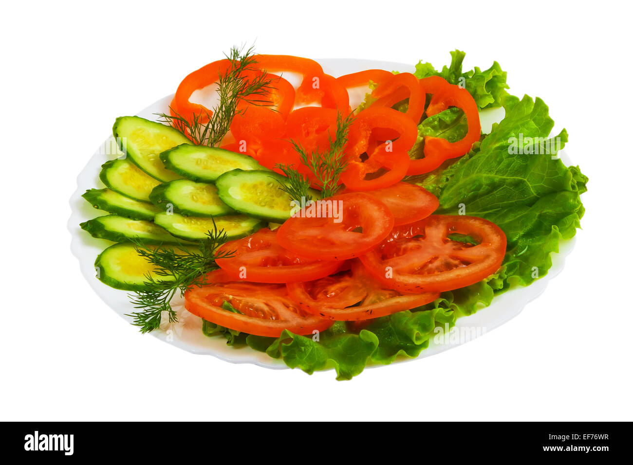 leckere Tomaten in Scheiben geschnitten Gurken Salatteller isoliert auf weiß ba Stockfoto