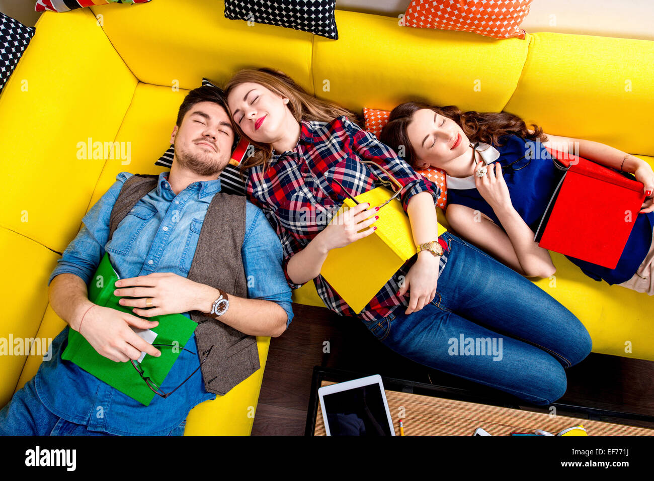 Schlaf- und müde Schüler auf der couch Stockfoto