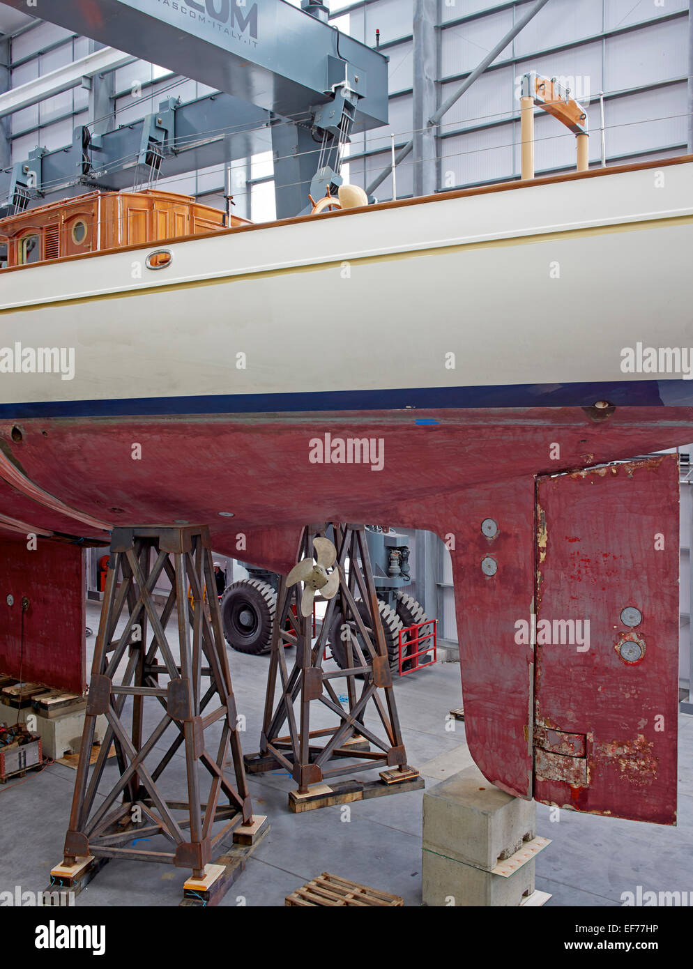 Pendennis Shipyard, Falmouth TR11 4NR, Vereinigtes Königreich. Architekt: Na, 2014. Seitenansicht der Yacht im Trockendock. Stockfoto