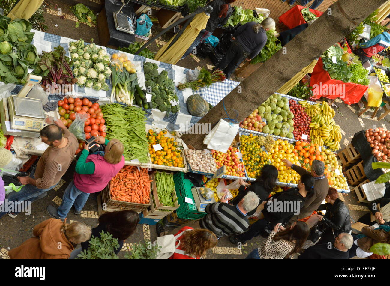 Menschen beim Einkaufen für frisches Obst und Gemüse am Marktstand Stockfoto