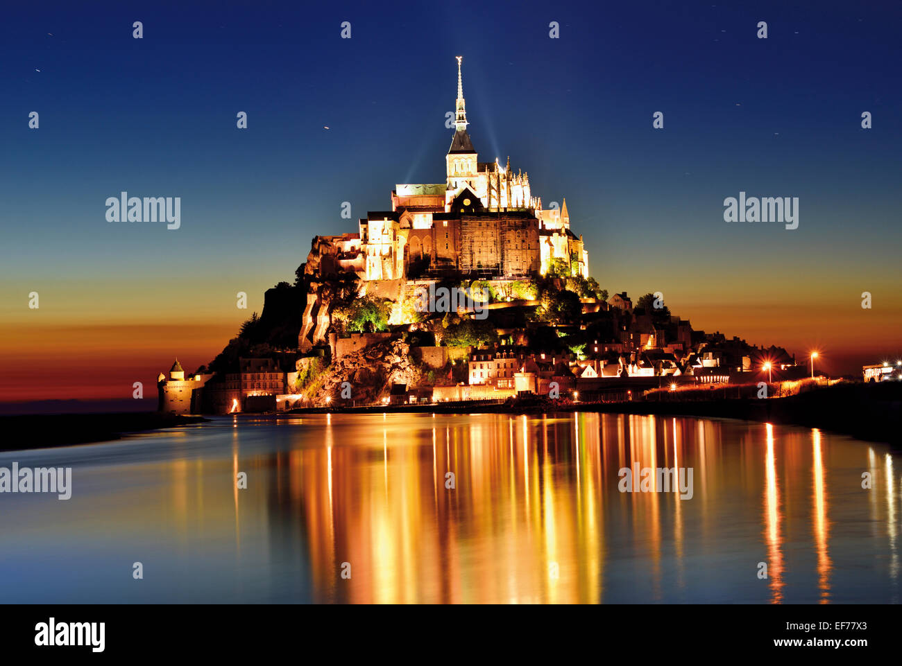 Frankreich, Normandie: Panoramablick von Le Mont St. Michel bei Nacht Stockfoto