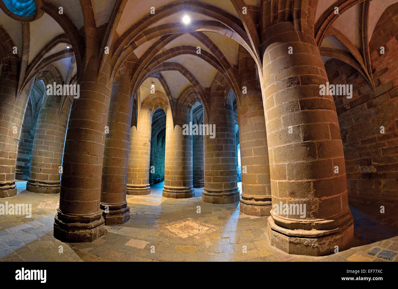 Frankreich, Normandie: Detailansicht der großen Säule Krypta der Abtei St. Pierre in Le Mont St. Michel Stockfoto