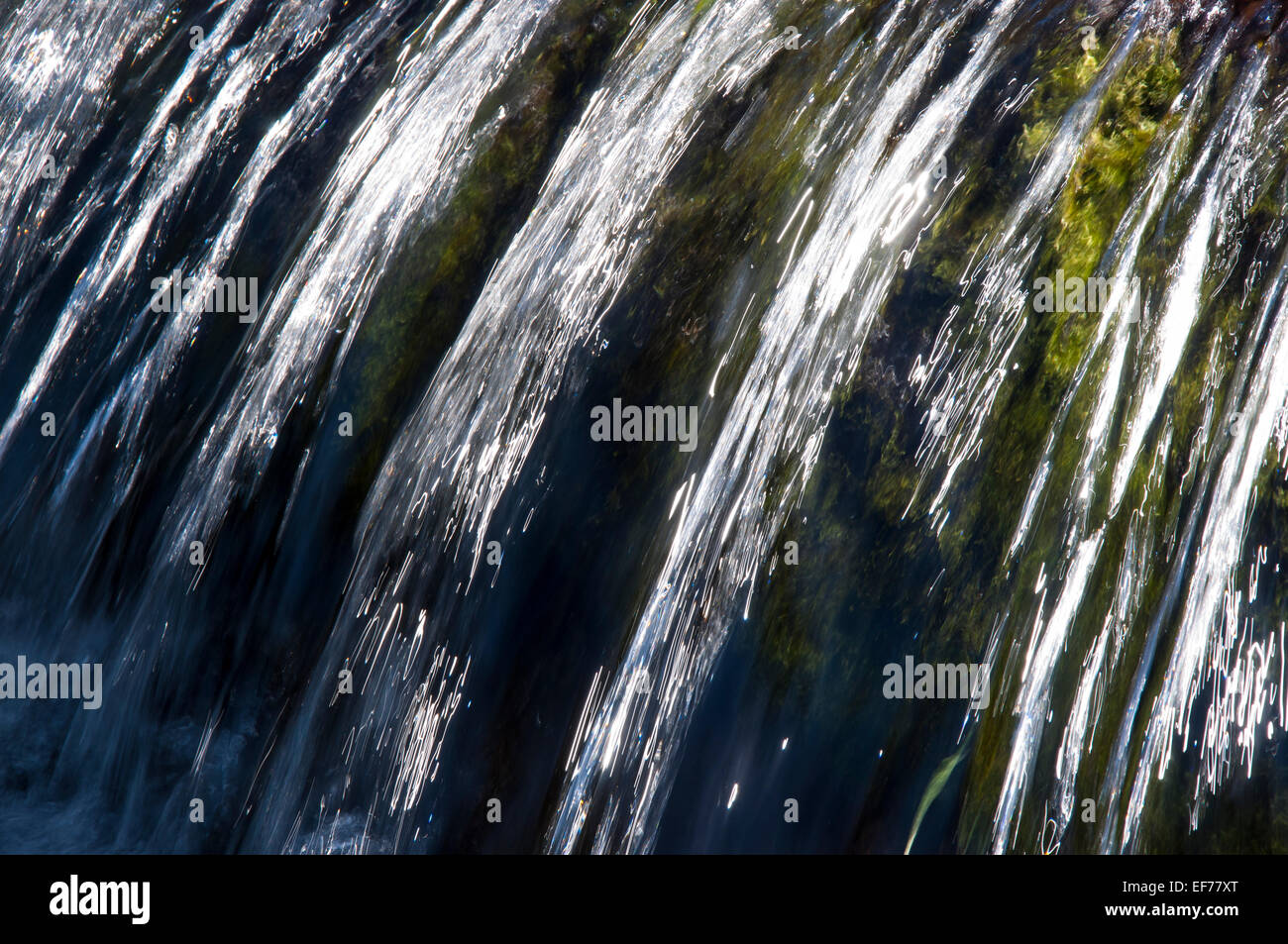 Wasser-Zusammenfassung des klaren Wassers bei Fairbrook im Peak District. Sonnenlicht Lichtlinien im Wasser zu schaffen. Stockfoto